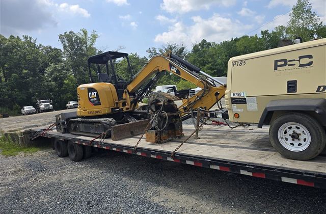 CAT 305.5E Excavator and Doosan P185 Air Compressor - Dammam, Saudi Arabia - photo 1